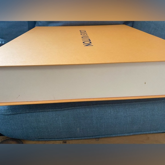 Louis Vuitton box very good condition small marks on right side shown in pics - Picture 2 of 4